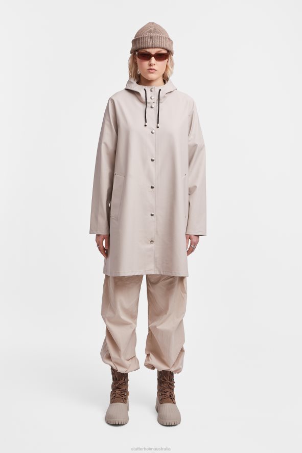 clothing_mosebacke_lightweight_raincoat_light_sand_stutterheim_women_0v8x32.jpg Clothing Mosebacke Lightweight Raincoat Light Sand Stutterheim Women 0V8X32 - Image 1