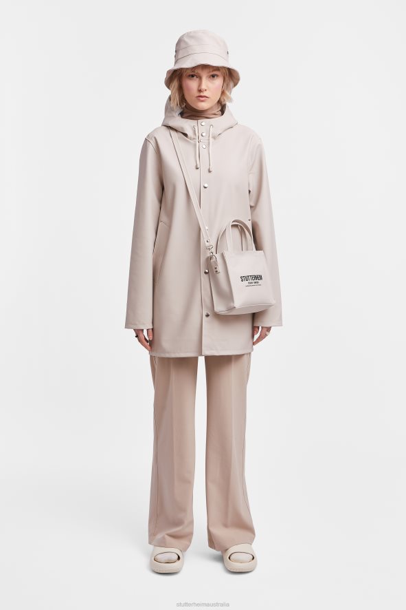 clothing_stockholm_raincoat_light_sand_stutterheim_women_0v8x64.jpg Clothing Stockholm Raincoat Light Sand Stutterheim Women 0V8X64 - Image 1